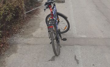 FOTO: Uprostred cyklochodníka postavili zastávku pre MHD