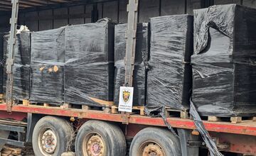 FOTO: V obci Čaňa odhalili sklad cigariet a nelegálneho tabaku