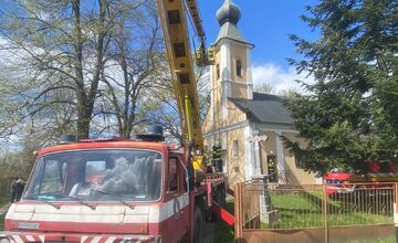 FOTO: Požiar kostolnej veže vo Vysokej nad Uhom