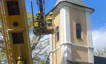 FOTO: Požiar kostolnej veže vo Vysokej nad Uhom