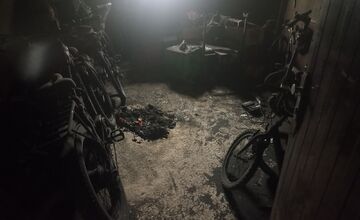 FOTO: V pivnici v košickej bytovke začala horieť elektrická kolobežka