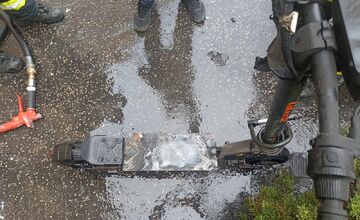 FOTO: V pivnici v košickej bytovke začala horieť elektrická kolobežka