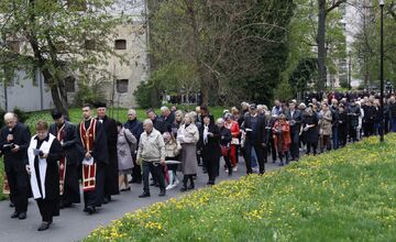 FOTO: Pašiový sprievod v Michalovciach mal veľkú účasť. Veriacich neodradilo ani počasie
