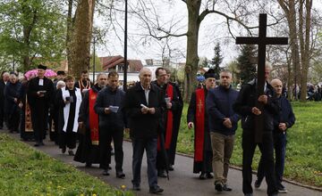 FOTO: Pašiový sprievod v Michalovciach mal veľkú účasť. Veriacich neodradilo ani počasie
