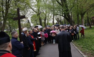 FOTO: Pašiový sprievod v Michalovciach mal veľkú účasť. Veriacich neodradilo ani počasie