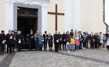 FOTO: Pašiový sprievod v Michalovciach mal veľkú účasť. Veriacich neodradilo ani počasie