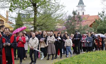 FOTO: Pašiový sprievod v Michalovciach mal veľkú účasť. Veriacich neodradilo ani počasie