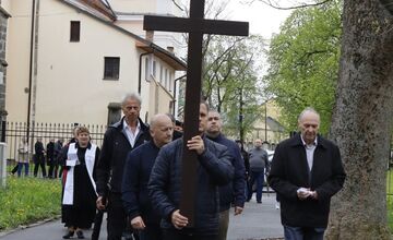 FOTO: Pašiový sprievod v Michalovciach mal veľkú účasť. Veriacich neodradilo ani počasie