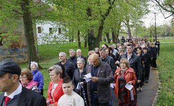 FOTO: Pašiový sprievod v Michalovciach mal veľkú účasť. Veriacich neodradilo ani počasie