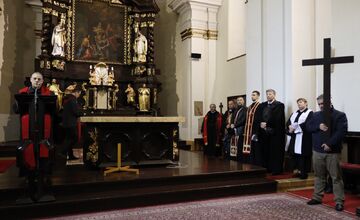 FOTO: Pašiový sprievod v Michalovciach mal veľkú účasť. Veriacich neodradilo ani počasie