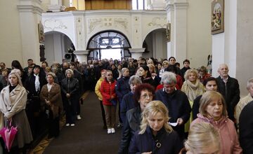 FOTO: Pašiový sprievod v Michalovciach mal veľkú účasť. Veriacich neodradilo ani počasie