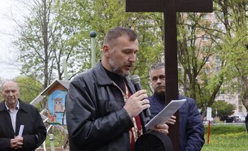 FOTO: Pašiový sprievod v Michalovciach mal veľkú účasť. Veriacich neodradilo ani počasie