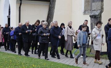 FOTO: Pašiový sprievod v Michalovciach mal veľkú účasť. Veriacich neodradilo ani počasie