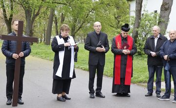 FOTO: Pašiový sprievod v Michalovciach mal veľkú účasť. Veriacich neodradilo ani počasie