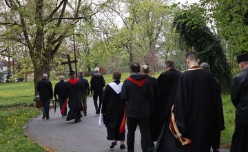 FOTO: Pašiový sprievod v Michalovciach mal veľkú účasť. Veriacich neodradilo ani počasie