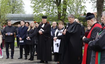 FOTO: Pašiový sprievod v Michalovciach mal veľkú účasť. Veriacich neodradilo ani počasie