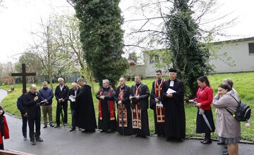 FOTO: Pašiový sprievod v Michalovciach mal veľkú účasť. Veriacich neodradilo ani počasie
