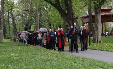 FOTO: Pašiový sprievod v Michalovciach mal veľkú účasť. Veriacich neodradilo ani počasie