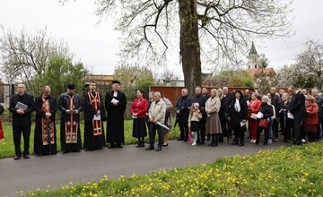 FOTO: Pašiový sprievod v Michalovciach mal veľkú účasť. Veriacich neodradilo ani počasie