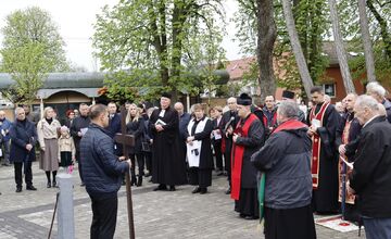 FOTO: Pašiový sprievod v Michalovciach mal veľkú účasť. Veriacich neodradilo ani počasie