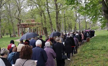 FOTO: Pašiový sprievod v Michalovciach mal veľkú účasť. Veriacich neodradilo ani počasie