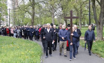 FOTO: Pašiový sprievod v Michalovciach mal veľkú účasť. Veriacich neodradilo ani počasie