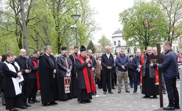 FOTO: Pašiový sprievod v Michalovciach mal veľkú účasť. Veriacich neodradilo ani počasie