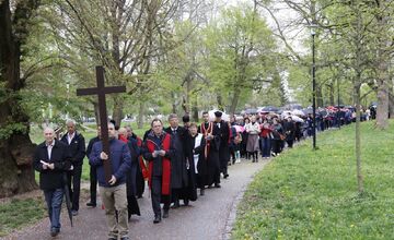 FOTO: Pašiový sprievod v Michalovciach mal veľkú účasť. Veriacich neodradilo ani počasie