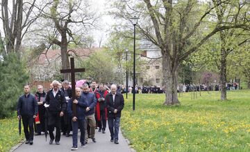 FOTO: Pašiový sprievod v Michalovciach mal veľkú účasť. Veriacich neodradilo ani počasie