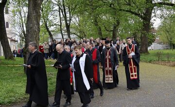 FOTO: Pašiový sprievod v Michalovciach mal veľkú účasť. Veriacich neodradilo ani počasie
