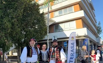 FOTO: Na Terase už stojí prvý zelený máj, vysokú brezu zoťal sám starosta