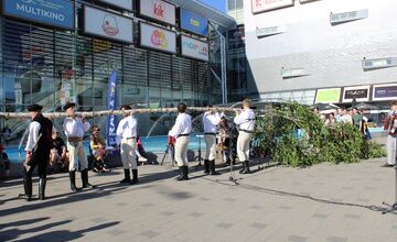 FOTO: Na Terase už stojí prvý zelený máj, vysokú brezu zoťal sám starosta