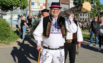 FOTO: Na Terase už stojí prvý zelený máj, vysokú brezu zoťal sám starosta