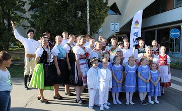 FOTO: Na Terase už stojí prvý zelený máj, vysokú brezu zoťal sám starosta