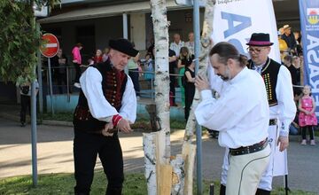 FOTO: Na Terase už stojí prvý zelený máj, vysokú brezu zoťal sám starosta
