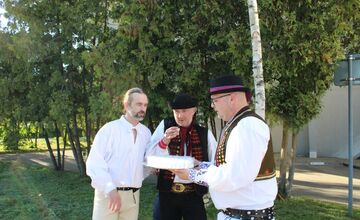 FOTO: Na Terase už stojí prvý zelený máj, vysokú brezu zoťal sám starosta