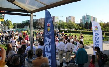 FOTO: Na Terase už stojí prvý zelený máj, vysokú brezu zoťal sám starosta