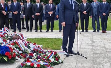 FOTO: Pietny akt kladenia vencov na cintoríne Červenej armády v Michalovciach