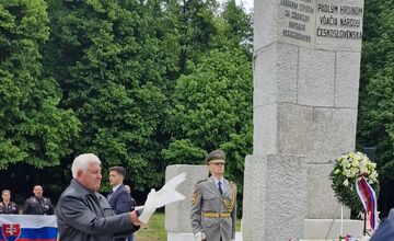 FOTO: Pietny akt kladenia vencov na cintoríne Červenej armády v Michalovciach