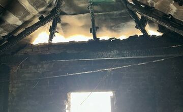 FOTO: Požiar v obci Sokoľ pripravil o domov dve rodiny