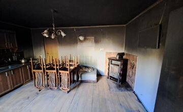FOTO: Požiar v obci Sokoľ pripravil o domov dve rodiny