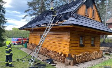 FOTO: Požiar chaty v stredisku Košiarny briežok