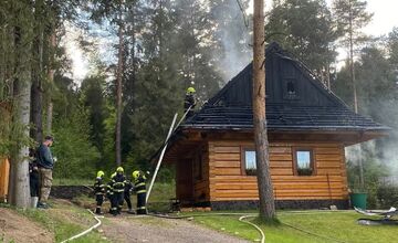 FOTO: Požiar chaty v stredisku Košiarny briežok