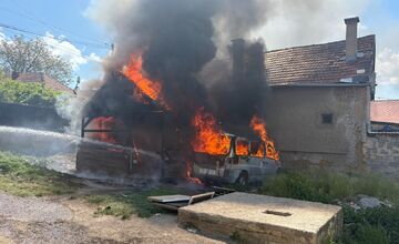 FOTO: Požiar altánku v Moldave nad Bodvou zachvátil vrak auta aj susedný dom