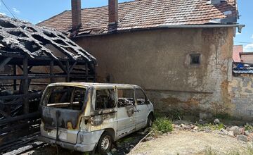 FOTO: Požiar altánku v Moldave nad Bodvou zachvátil vrak auta aj susedný dom