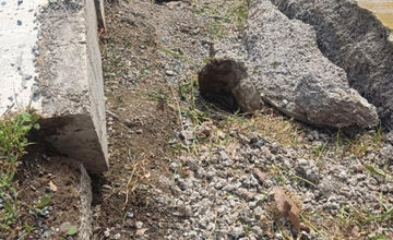 Zábradlie sa zrútilo po značnej časti schodiska