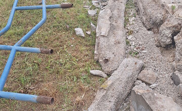 Zábradlie sa zrútilo po značnej časti schodiska