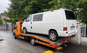 Zlodeji za sebou zanechali poškodenú aj špinavú dodávku 