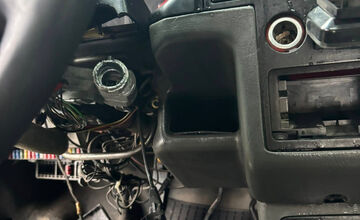 Zlodeji za sebou zanechali poškodenú aj špinavú dodávku 