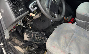 Zlodeji za sebou zanechali poškodenú aj špinavú dodávku 